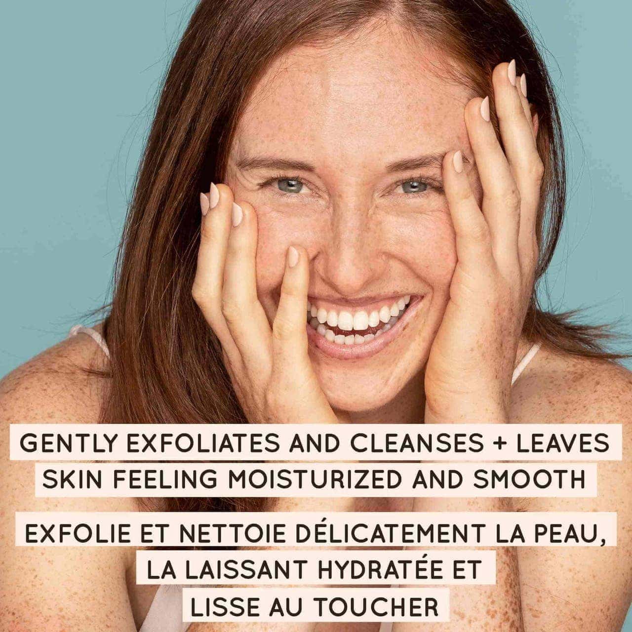 Image d'une femme souriante, accompagnée d'un texte indiquant que le produit exfolie et nettoie délicatement la peau.