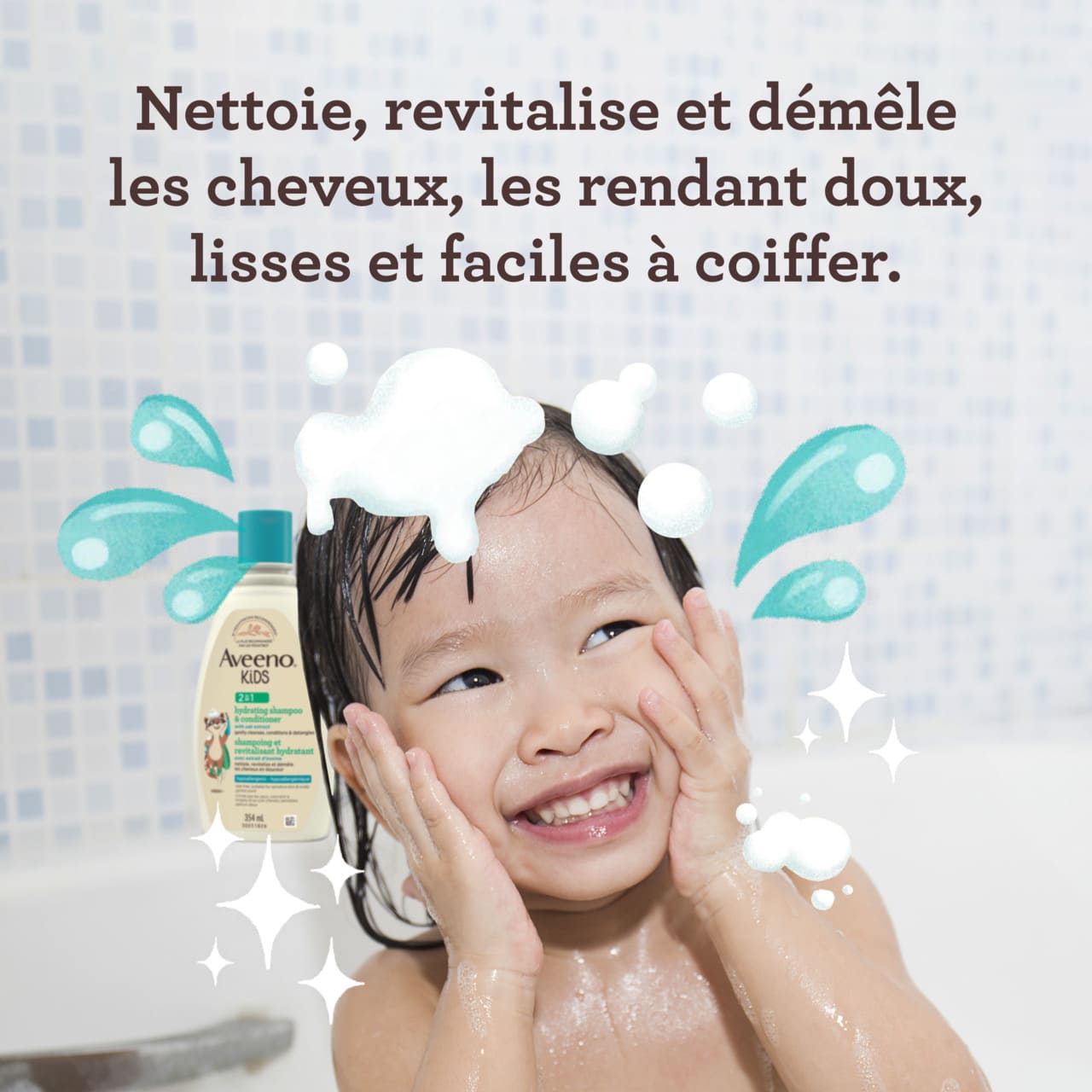 Jeune enfant souriant dans son bain qui utilise le shampoing et revitalisant hydratant AVEENO® Kids