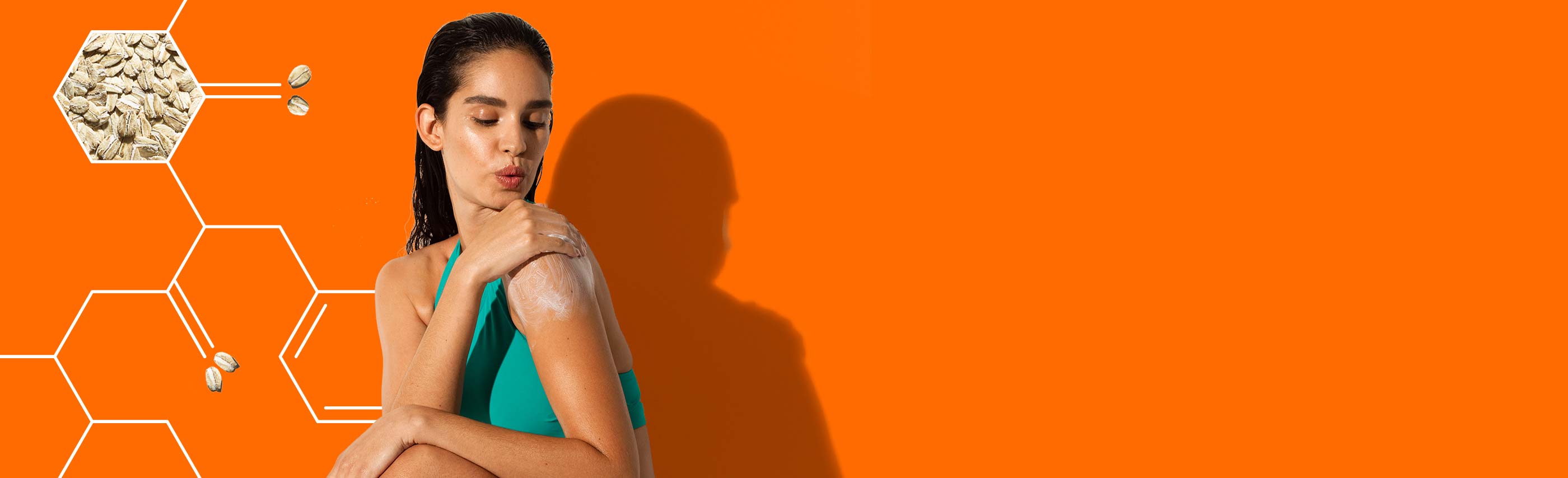femme appliquant une lotion solaire aveeno sur son épaule sur fond orange vif